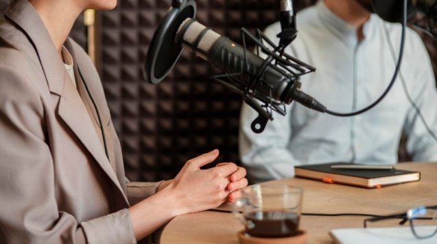 gente-de-primer-plano-hablando-en-la-radio